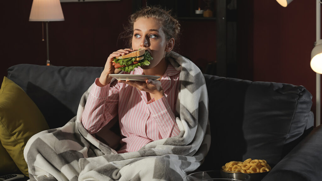 beautiful,young,woman,eating,unhealthy,food,at,night