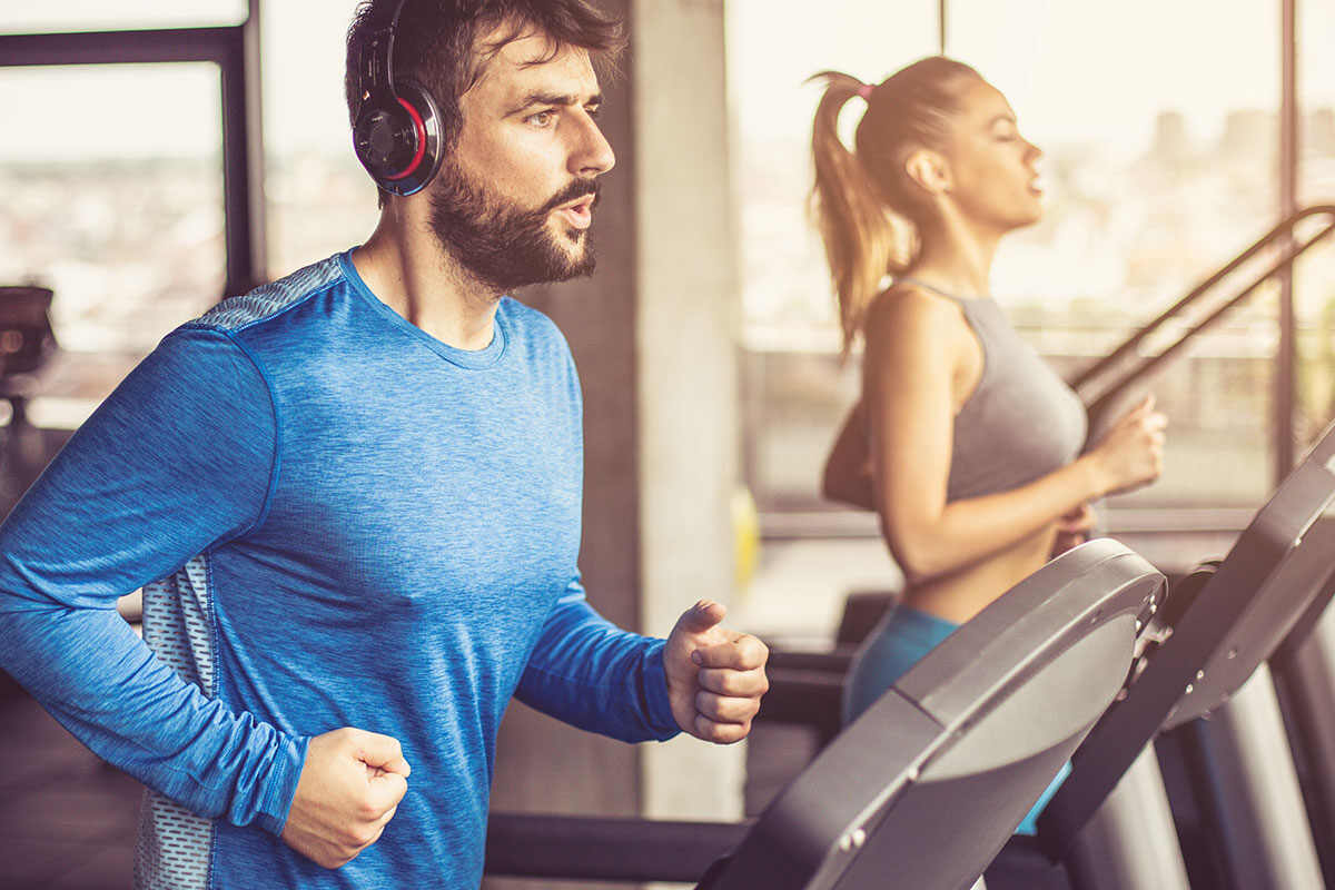 Spor ve beslenme makaleleri kapsamında antrenman motivasyonunu artıran müzikler eşliğinde fitness hareketleri yapan sporcu.